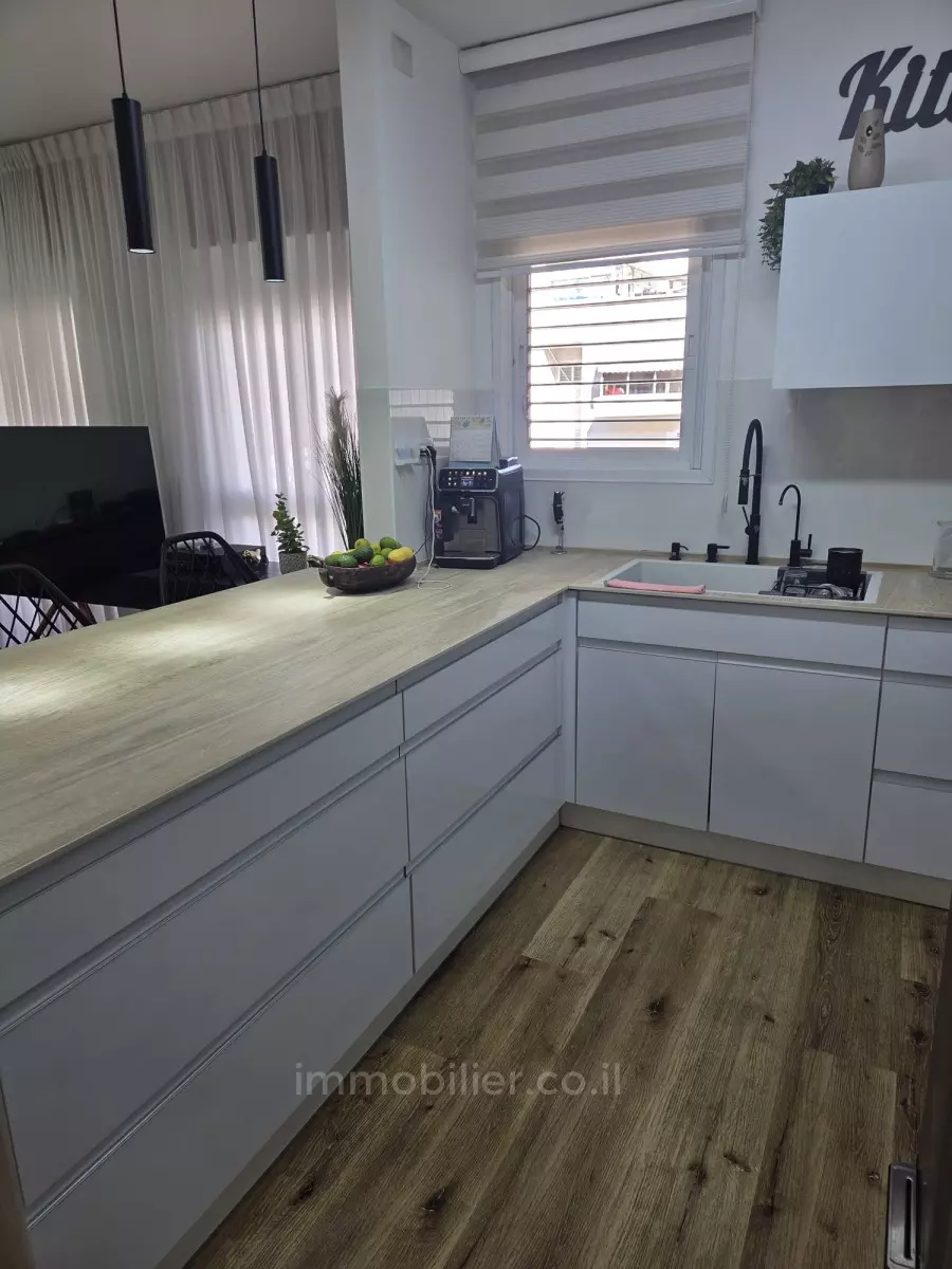 Hermoso apartamento de 4 habitaciones en la calle Elie Cohen frente al parque