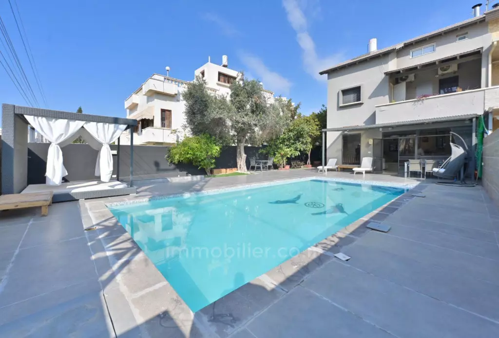 Villa espaciosa con piscina y jardín – Neve Hof, Rishon LeZion