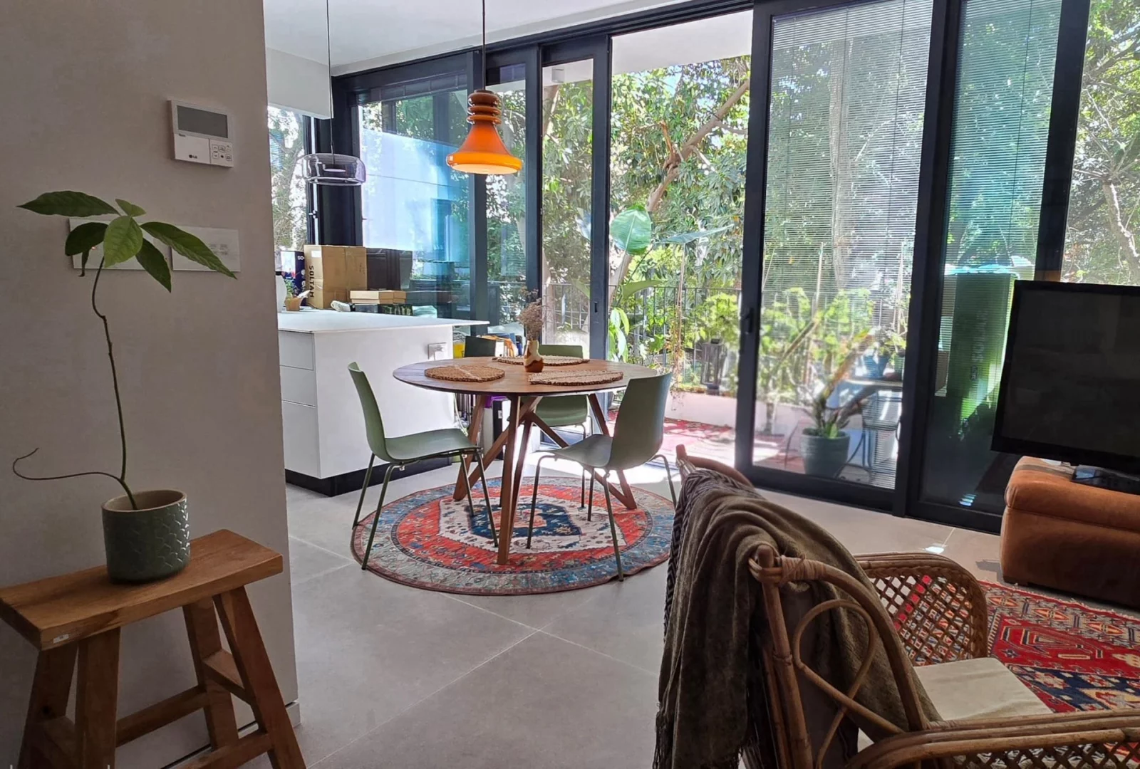 Piso de 3 habitaciones con balcón y vista a la vegetación, calle Lilian