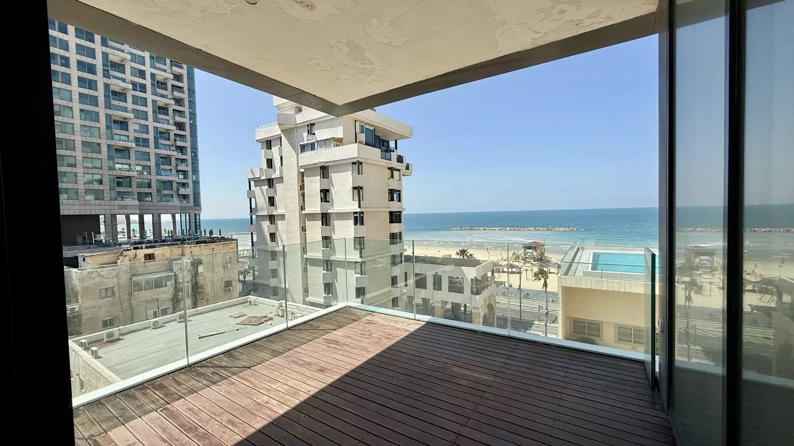 Appartement neuf de 3 pièces à quelques pas de la plage avec vue mer dégagée